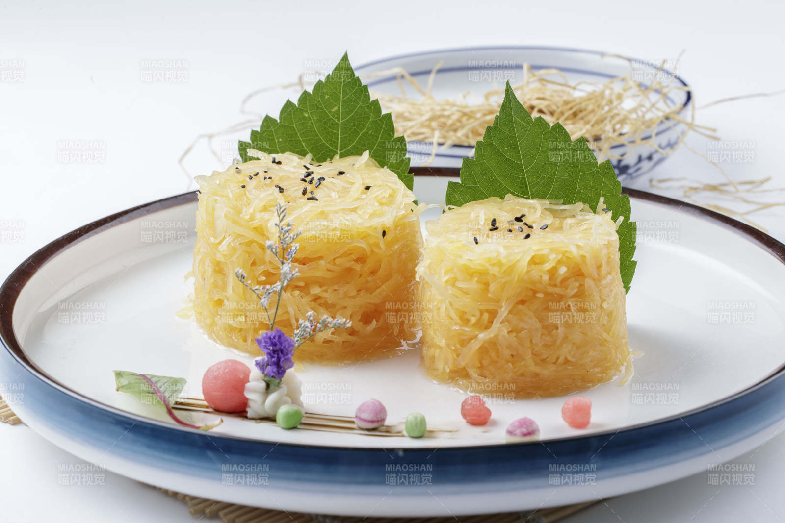 套碗装的炝拌青瓜丝墩图片