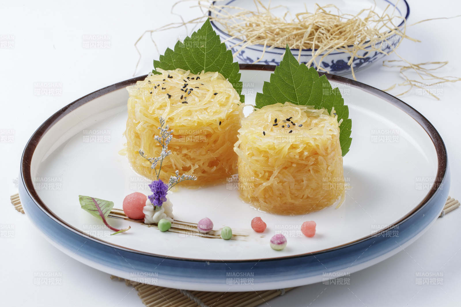 套碗装的炝拌青瓜丝墩图片