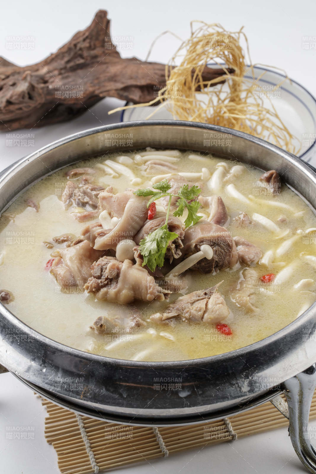 猪手山珍菌炖浓汤图片