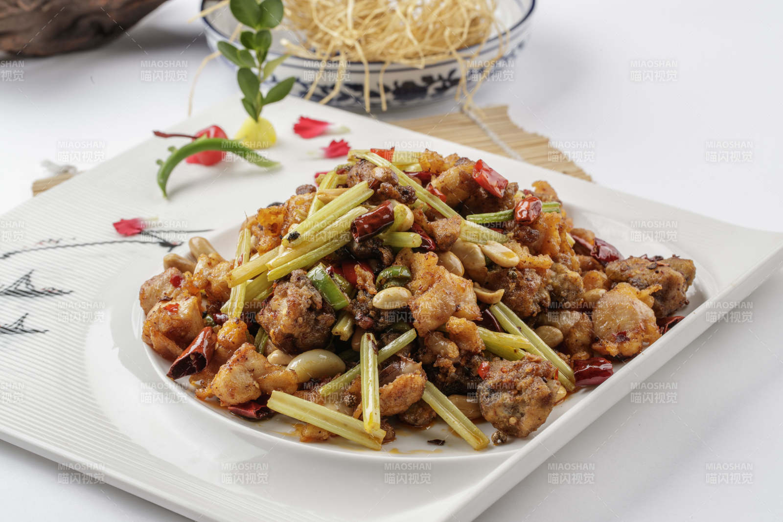 西芹果仁炒鸡脆图片