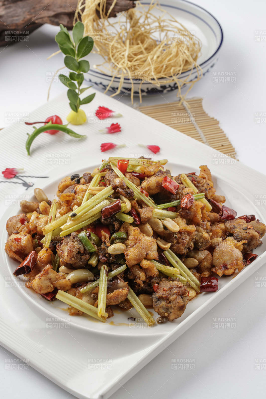 西芹果仁炒鸡脆图片