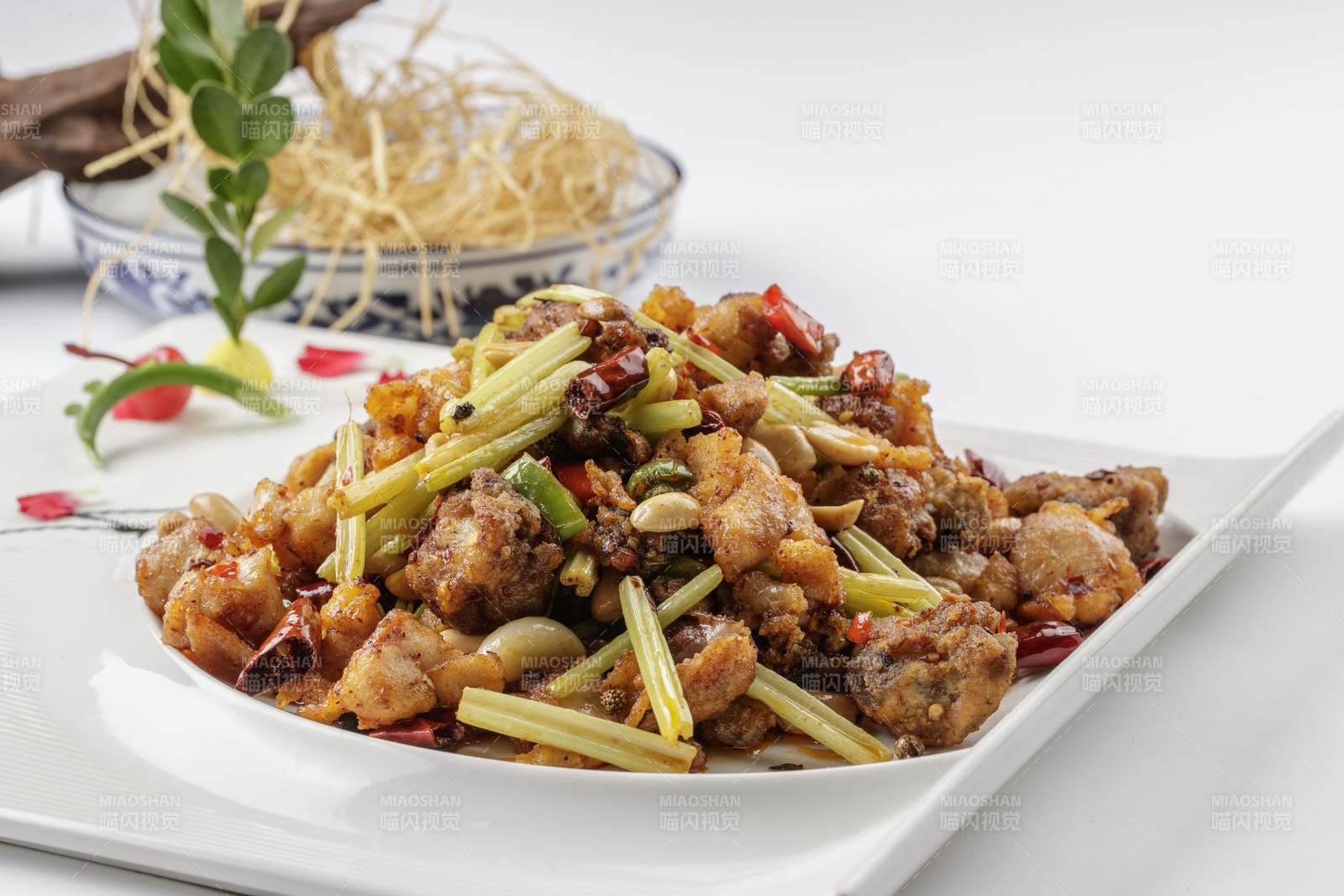 西芹果仁炒鸡脆图片