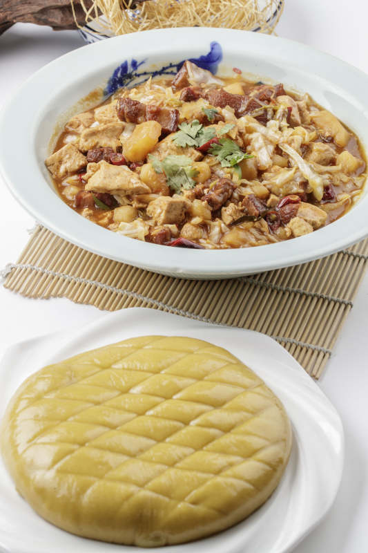 餐具装的阳原县传统美食炖菜拿糕黄糕图片