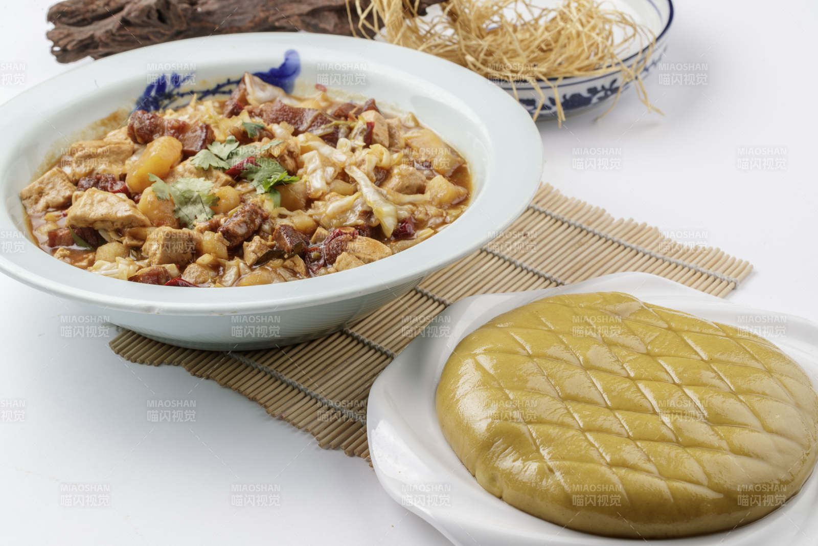 餐具装的阳原县传统美食炖菜拿糕黄糕图片