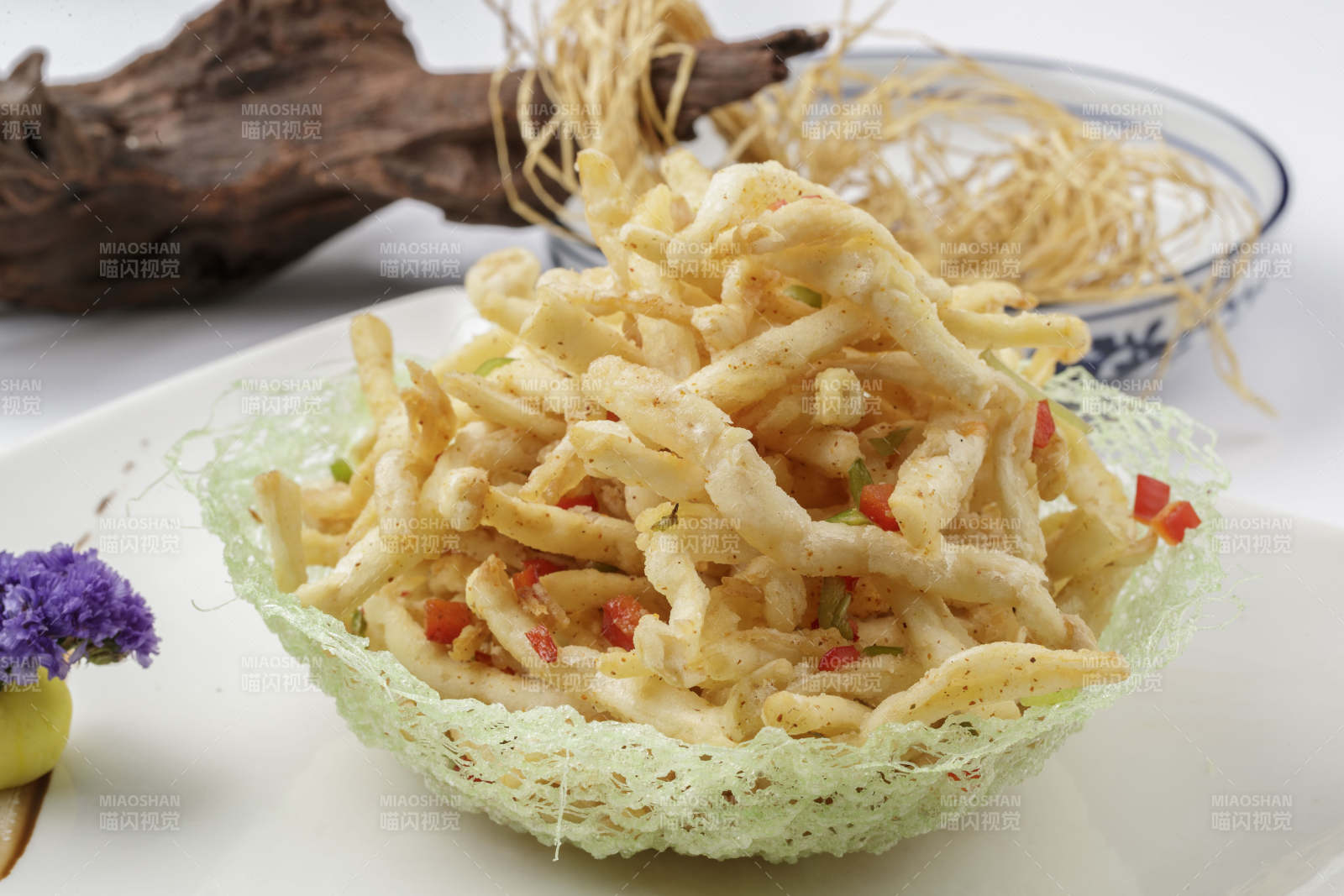 白色背景上的方瓷盘装的香炸海鲜蘑菇图片