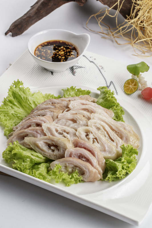 白色背景上的方瓷盘装的蘸汁马板肠图片