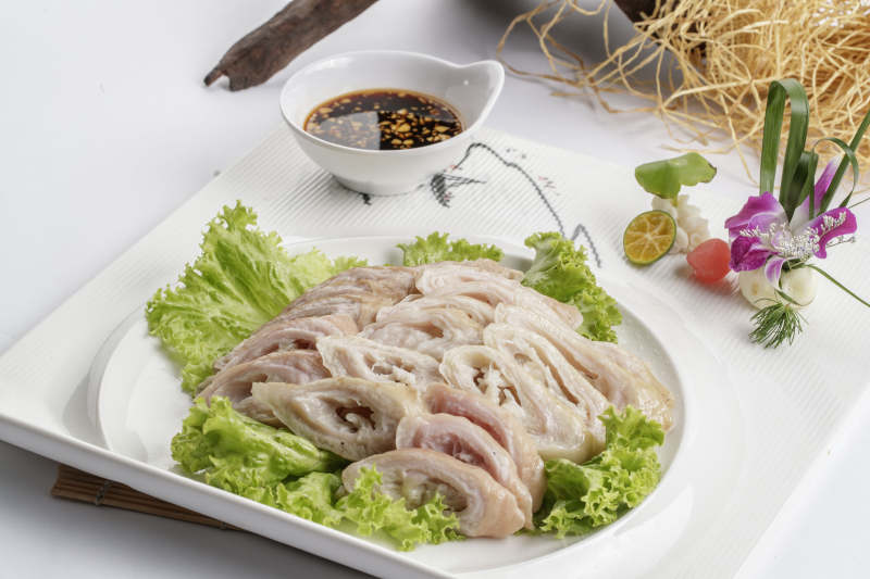 白色背景上的方瓷盘装的蘸汁马板肠图片