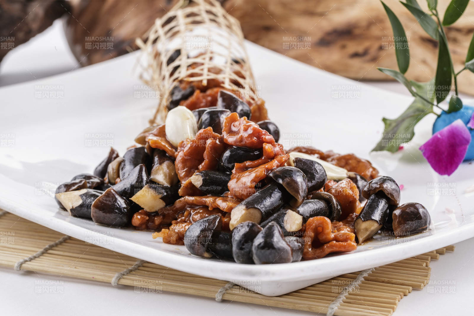 蒜香肉炒黑皮鸡枞菌图片