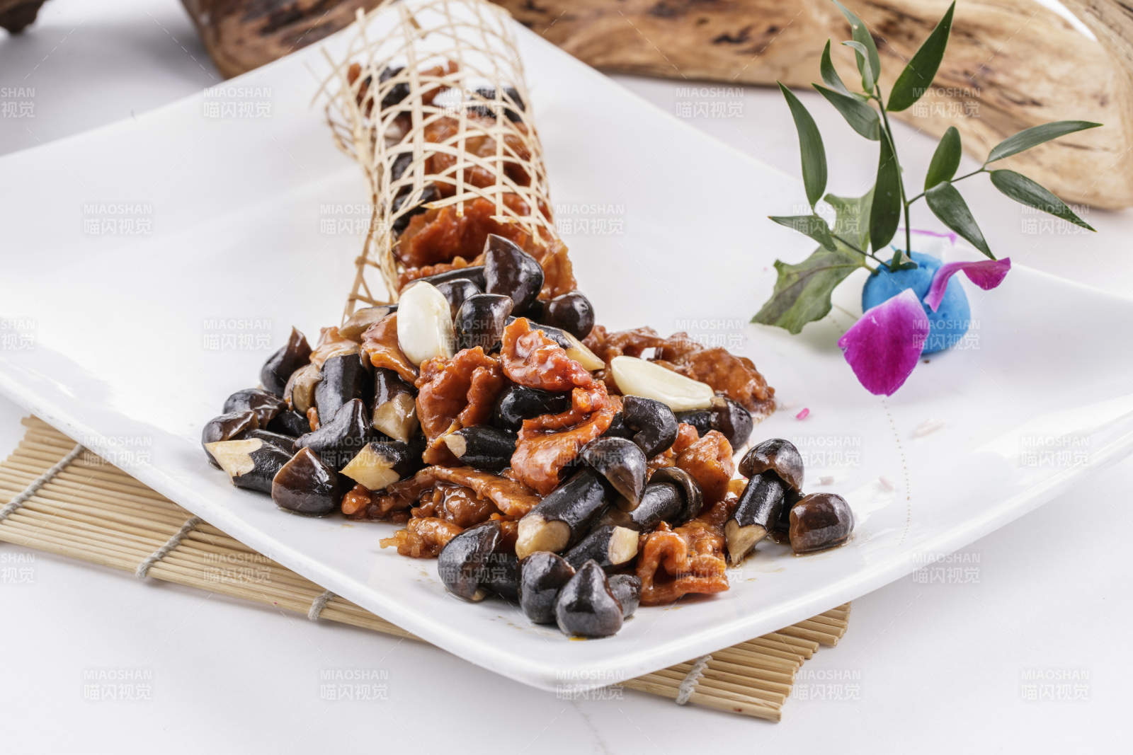 蒜香肉炒黑皮鸡枞菌图片