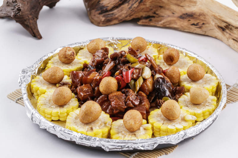 铁板农家乐炸鹌鹑蛋玉米段红烧肉木耳彩椒图片