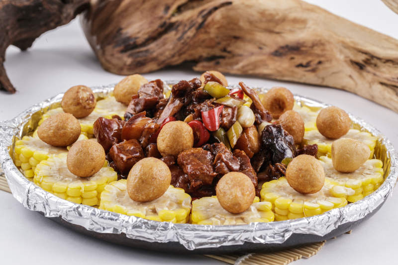 铁板农家乐炸鹌鹑蛋玉米段红烧肉木耳彩椒图片