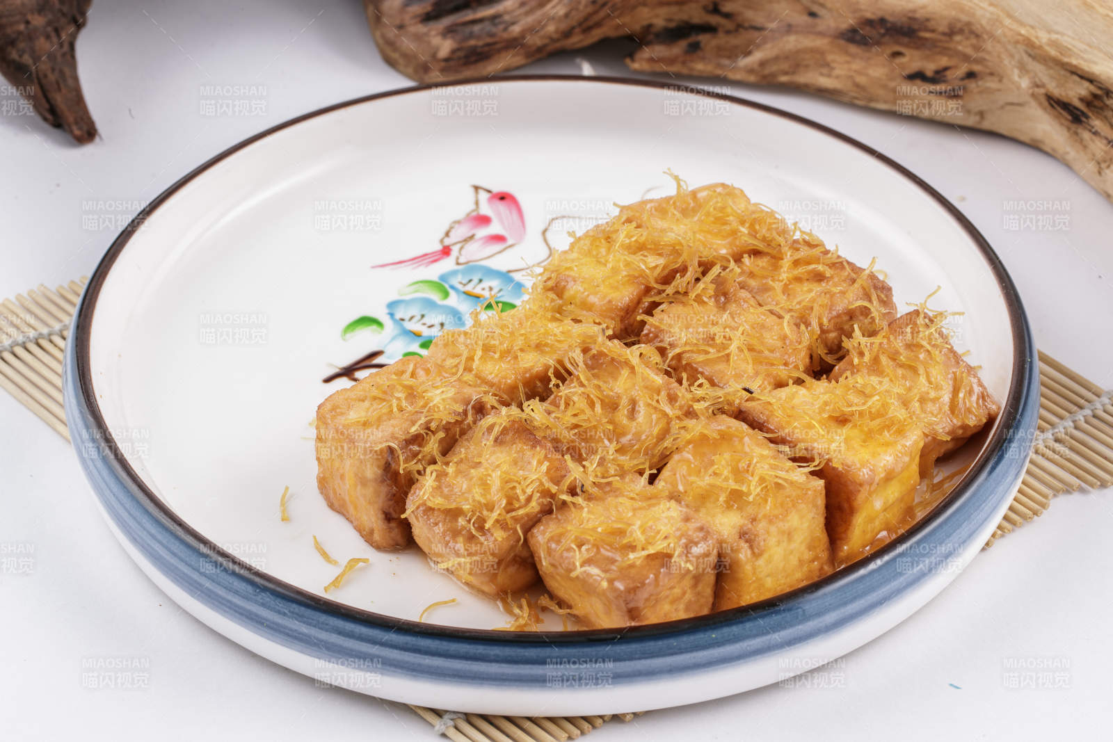 白色瓷盘装的油炸蟹粉日是豆腐图片