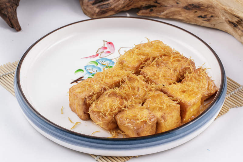 白色瓷盘装的油炸蟹粉日是豆腐图片