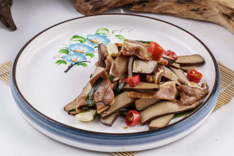 蒜香米椒黑豆干炒猪耳图片