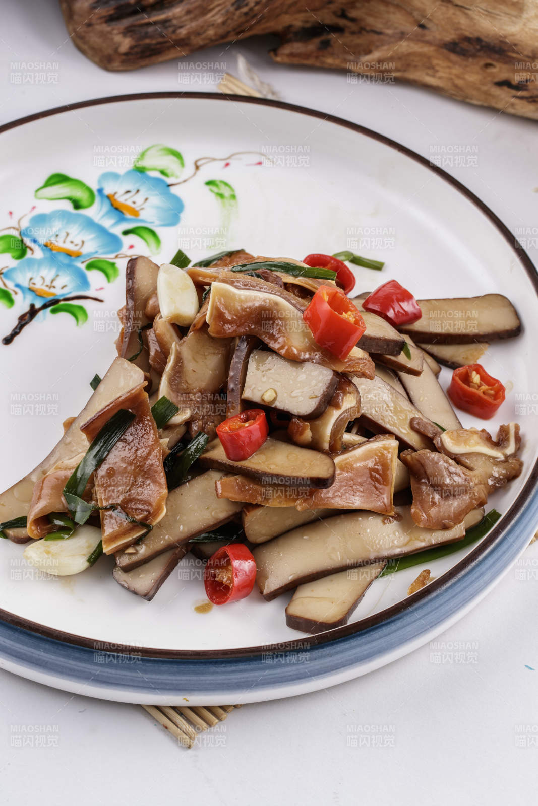 蒜香米椒黑豆干炒猪耳图片