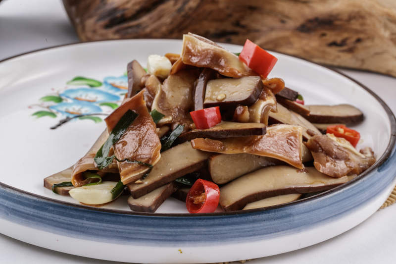 蒜香米椒黑豆干炒猪耳图片