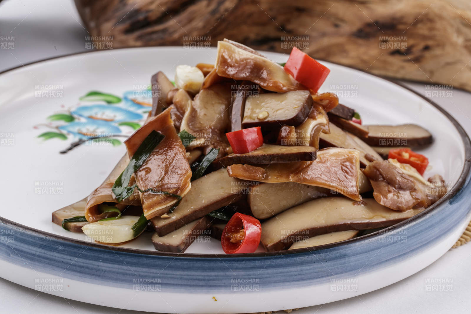 蒜香米椒黑豆干炒猪耳图片