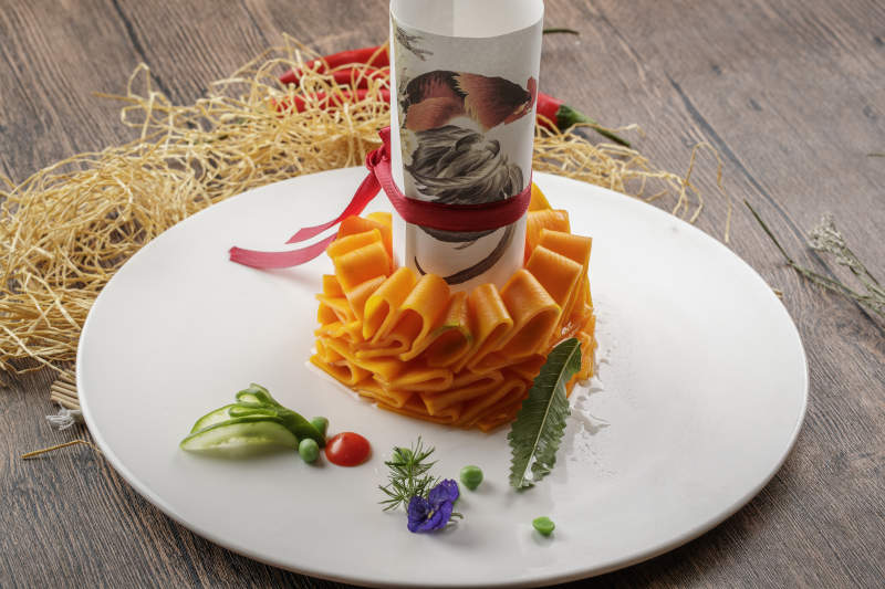 木质底纹上的圆瓷盘装的蜜汁木瓜片图片