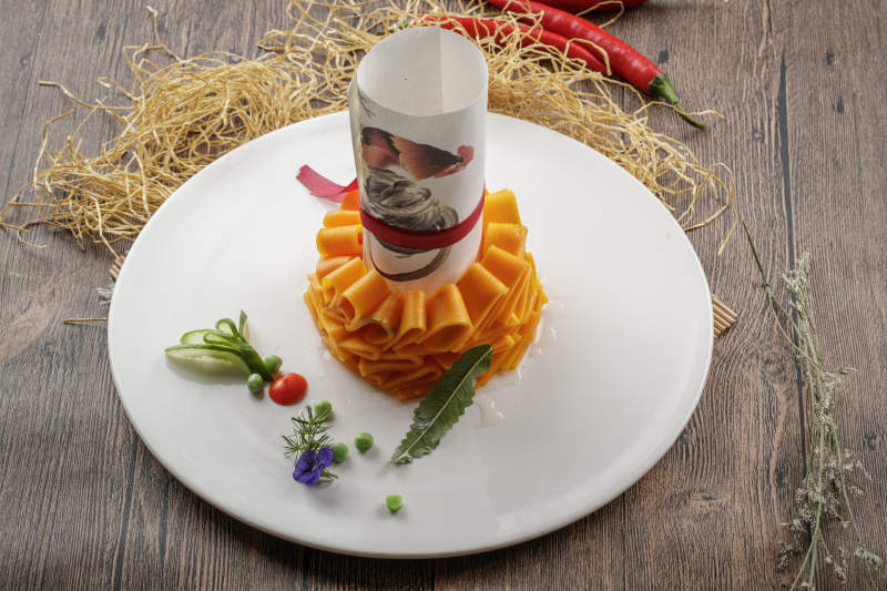 木质底纹上的圆瓷盘装的蜜汁木瓜片图片