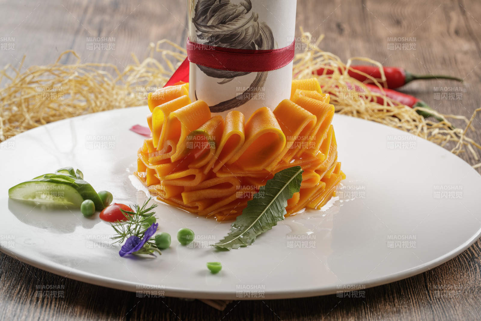 木质底纹上的圆瓷盘装的蜜汁木瓜片图片