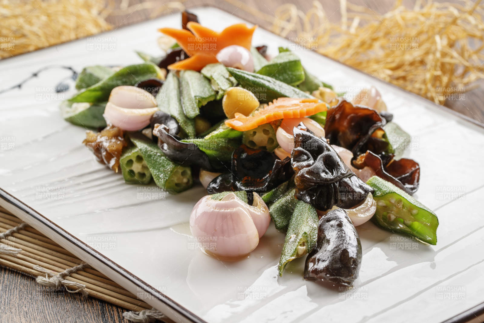 木质底纹上的长瓷盘装的木耳洋葱炒秋葵图片