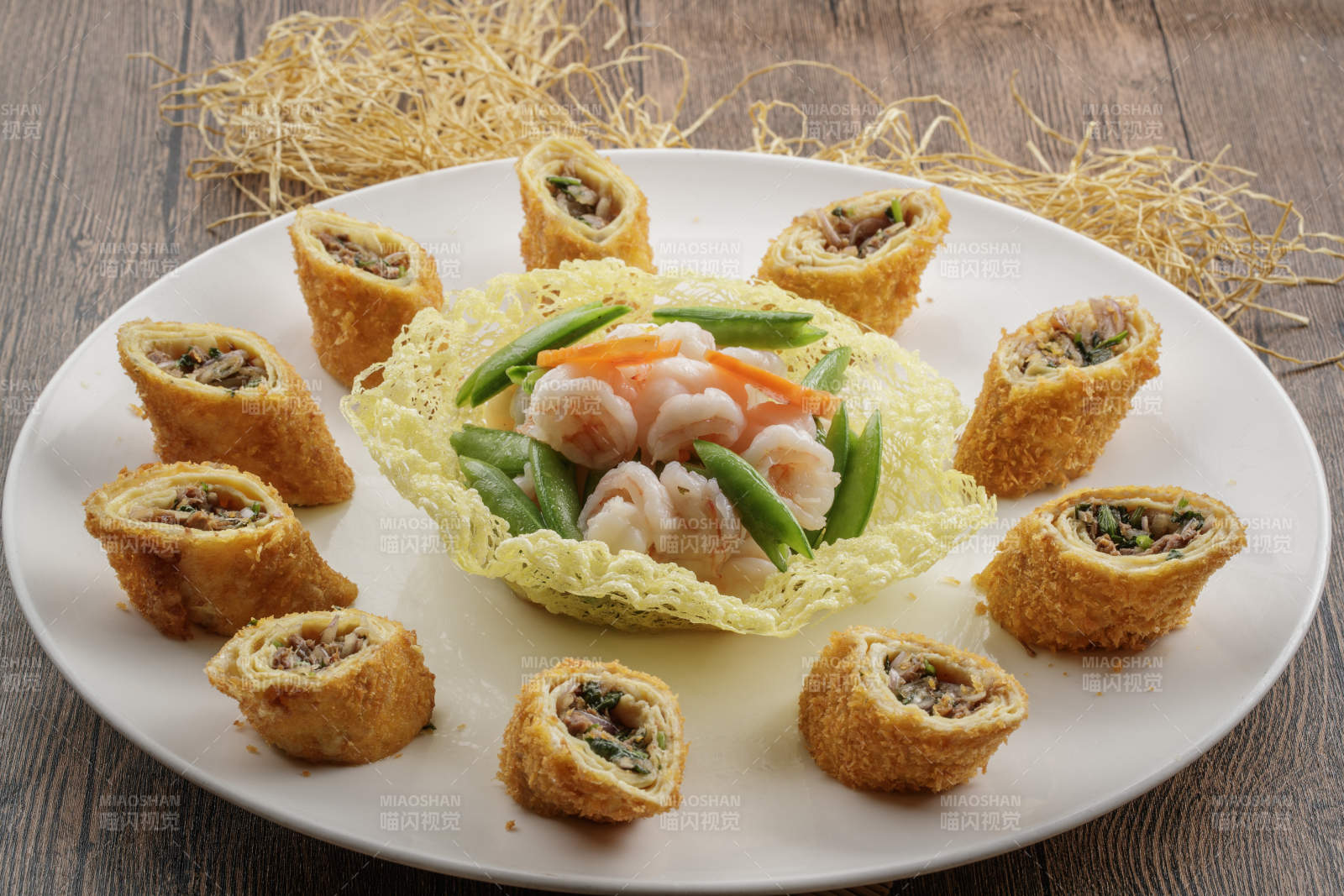 圆瓷盘装的马蹄脆肠大虾仁图片