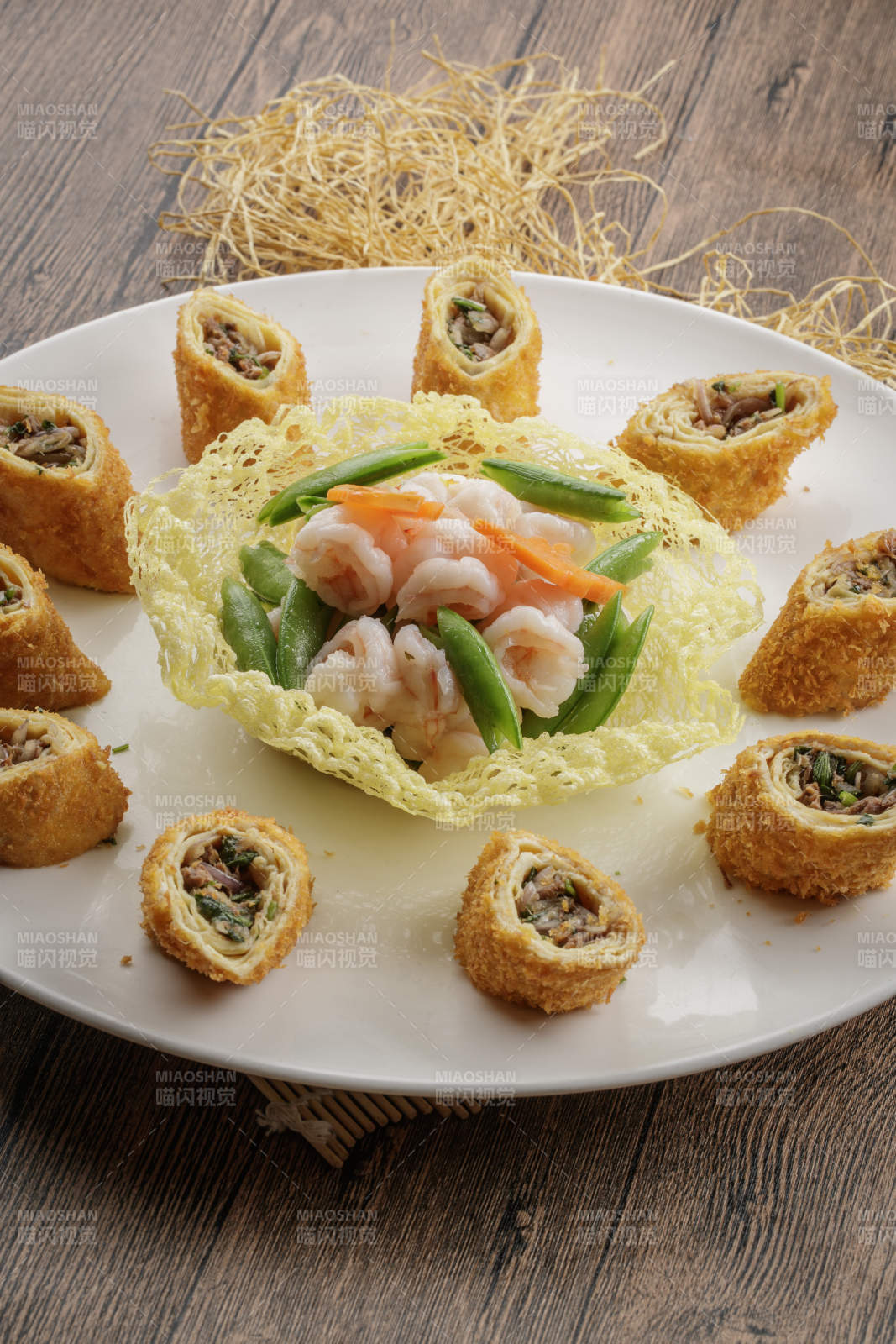 圆瓷盘装的马蹄脆肠大虾仁图片