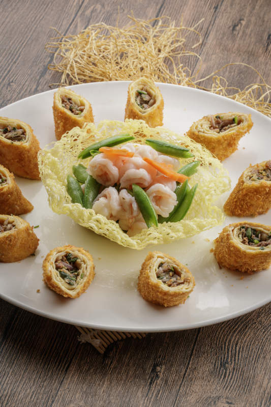 圆瓷盘装的马蹄脆肠大虾仁图片