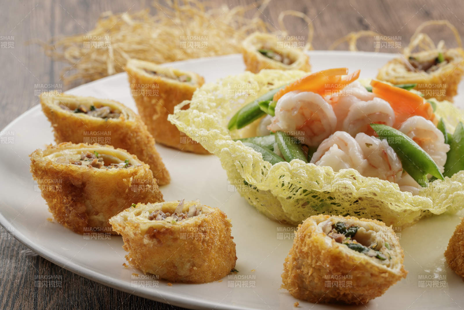 圆瓷盘装的马蹄脆肠大虾仁图片