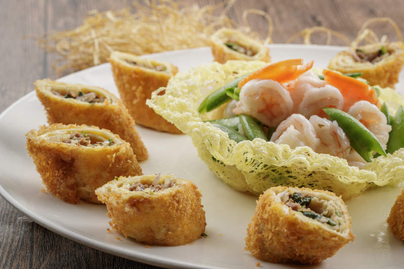 圆瓷盘装的马蹄脆肠大虾仁图片