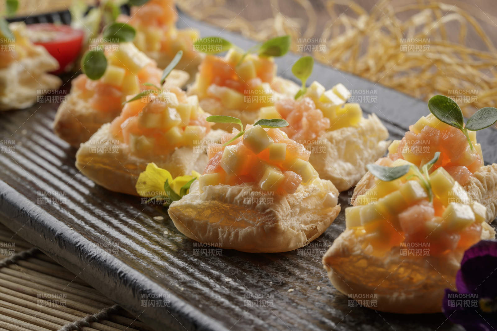 黑色长瓷盘装的芒果虾仁酥图片