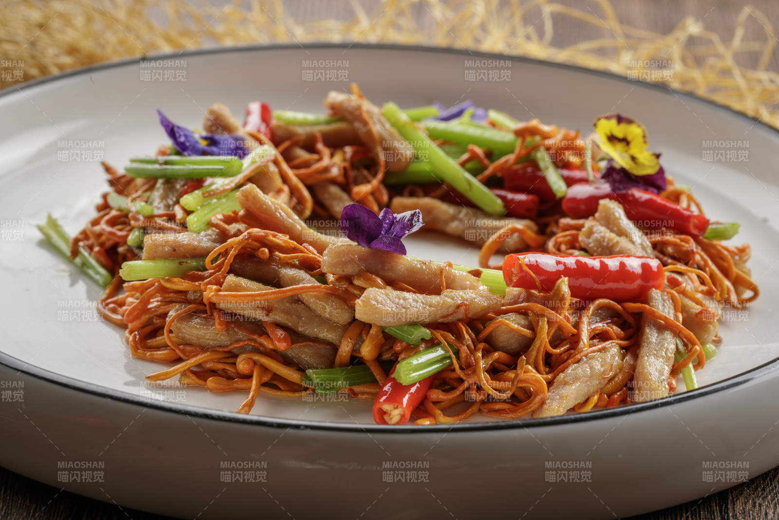 木质底纹上的圆瓷盘装的虫草花煸里脊丝图片