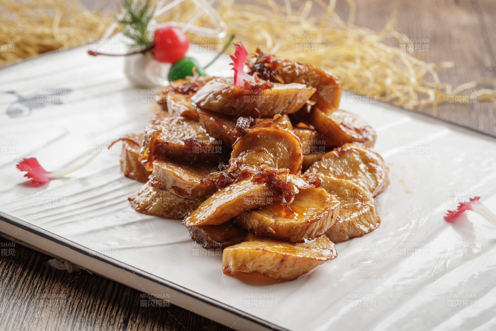 木质底纹上的长瓷盘装的香辣杏鲍菇图片
