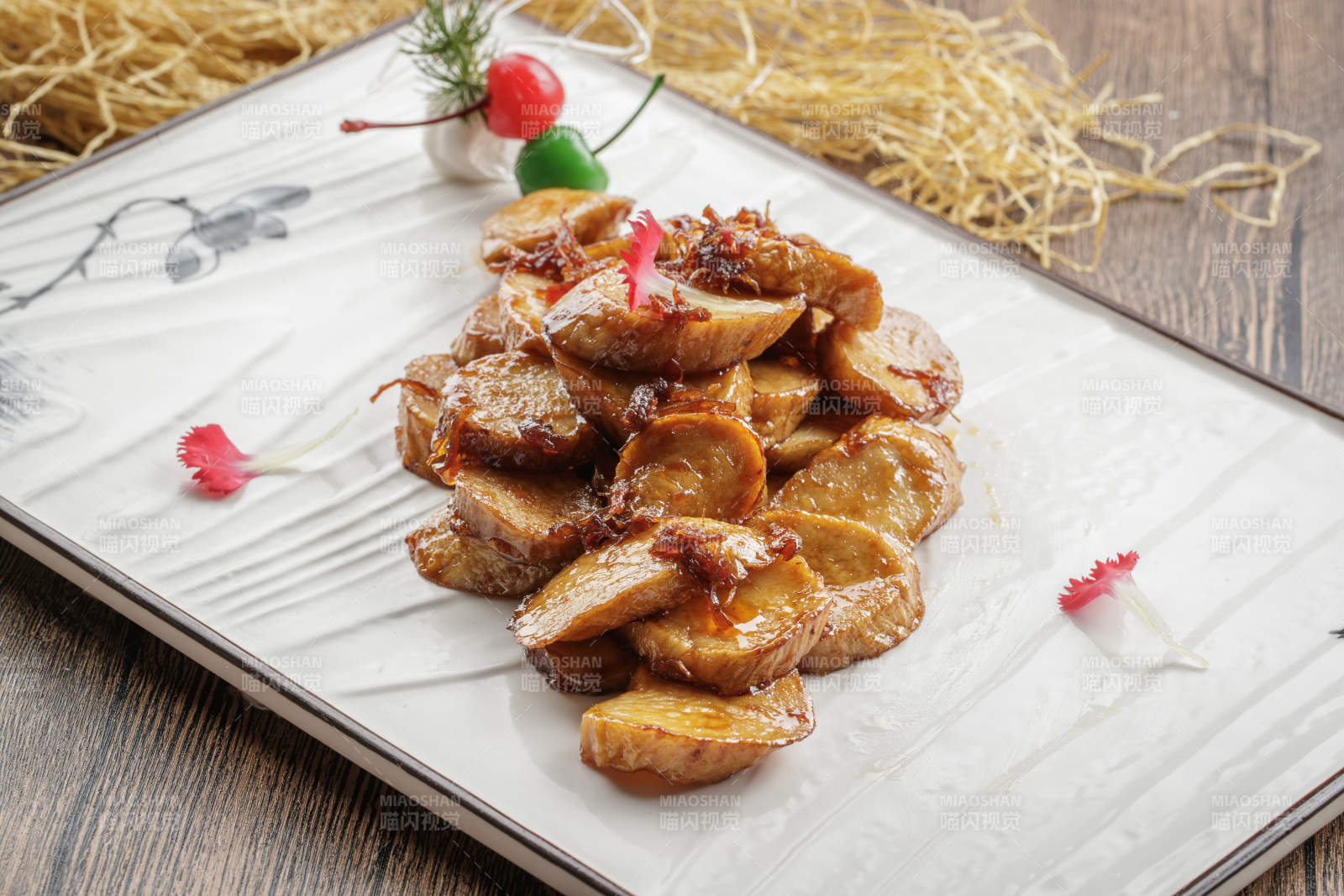 木质底纹上的长瓷盘装的香辣杏鲍菇图片