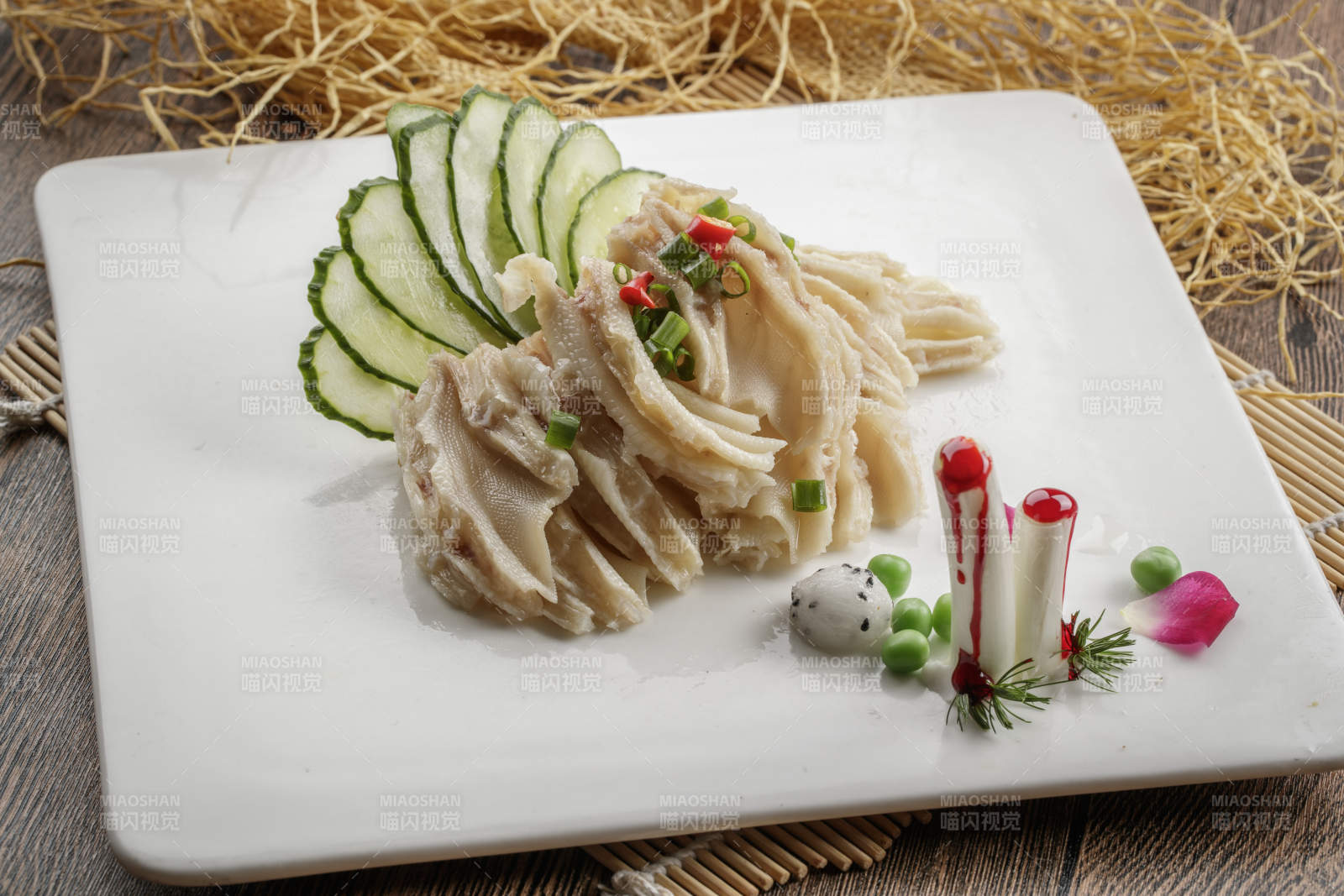 木质底纹上的方瓷盘装的脱骨鸭掌图片