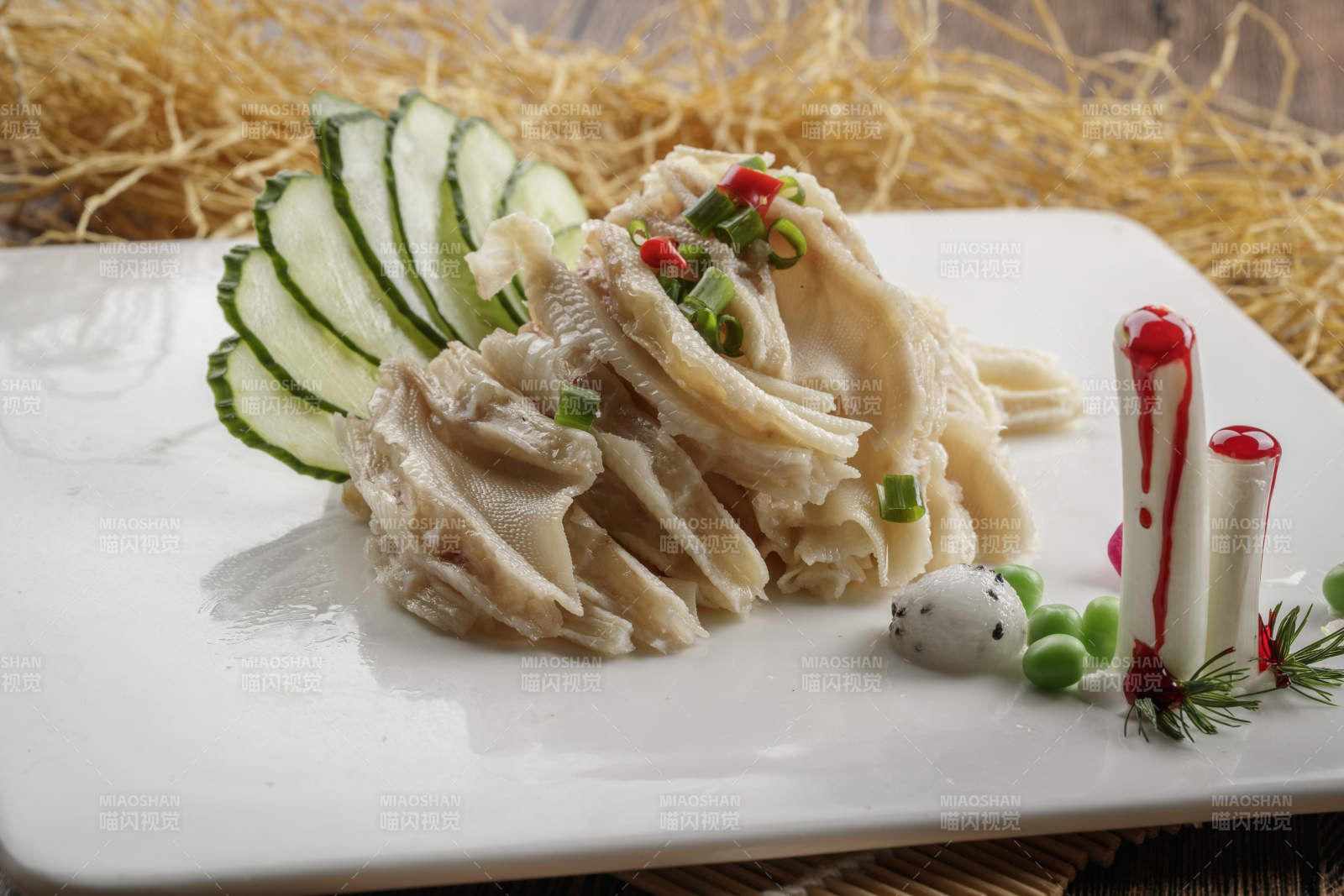 木质底纹上的方瓷盘装的脱骨鸭掌图片
