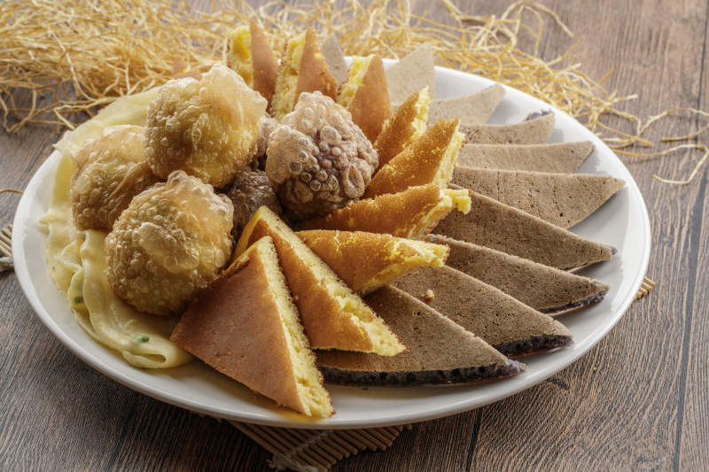 木质底纹上的圆瓷盘装的杂粮拼盘图片