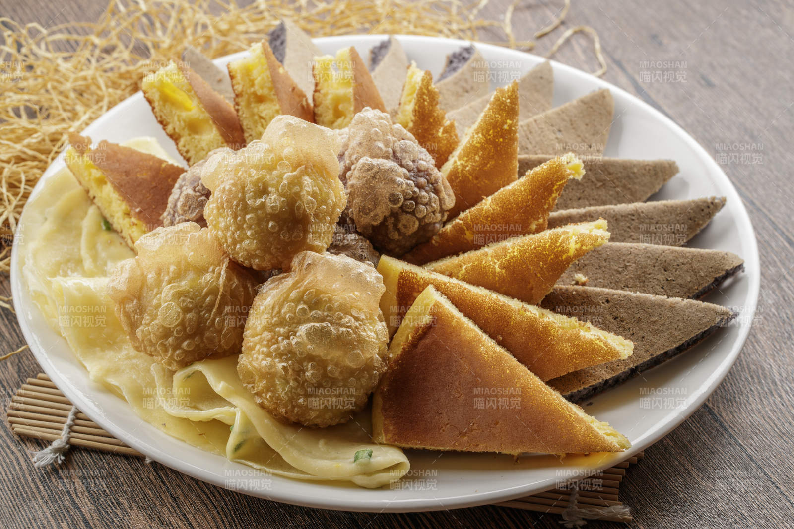 木质底纹上的圆瓷盘装的杂粮拼盘图片