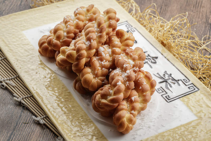 方瓷盘装的香炸小麻花图片