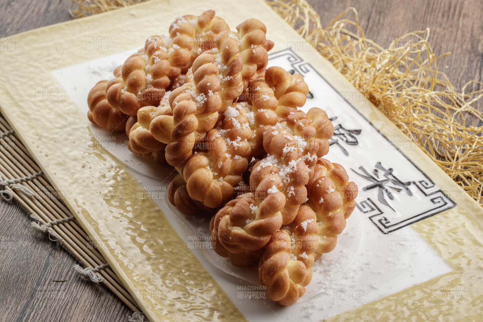 方瓷盘装的香炸小麻花图片
