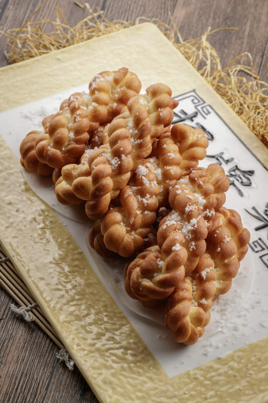 方瓷盘装的香炸小麻花图片