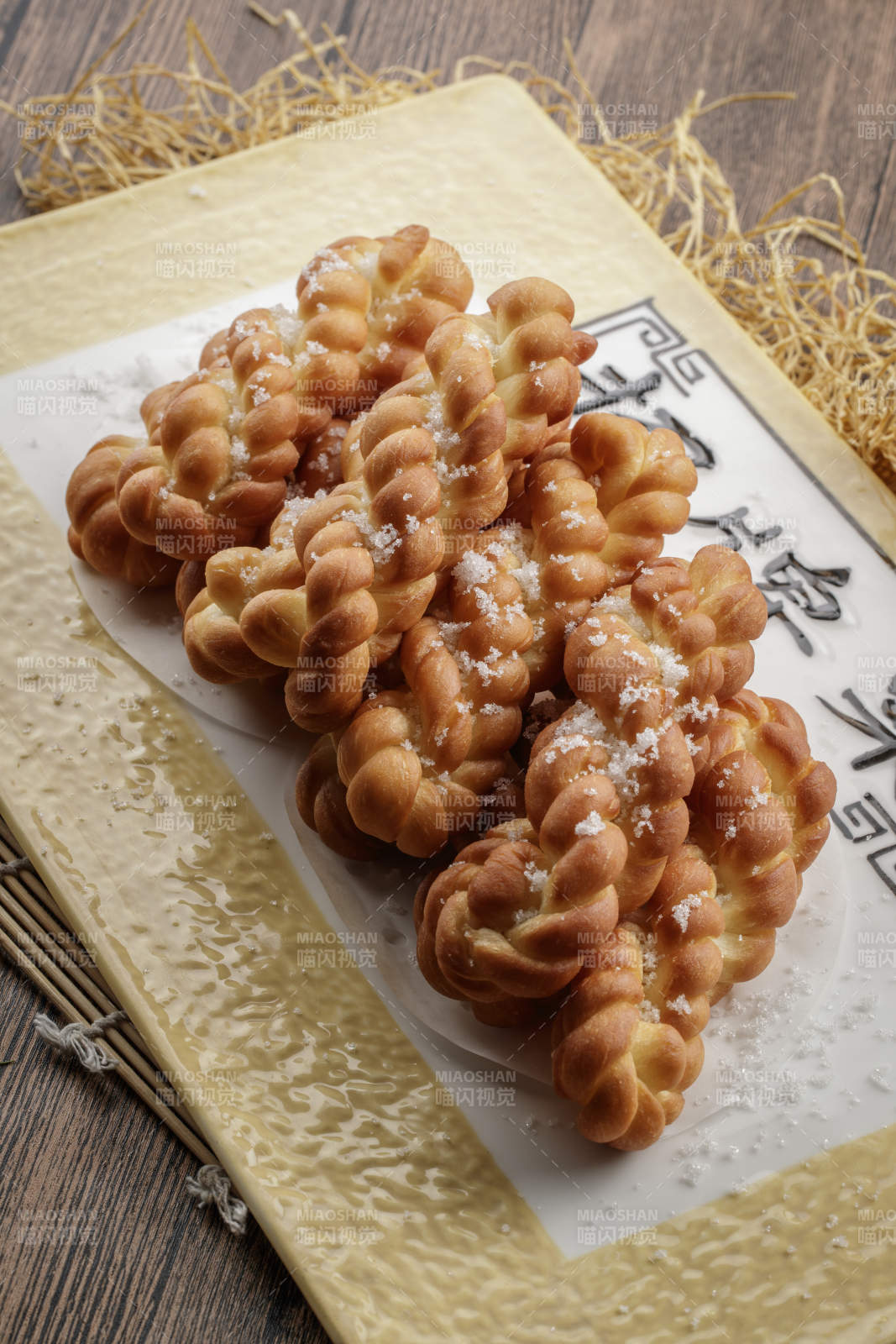 方瓷盘装的香炸小麻花图片
