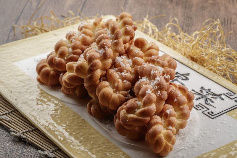 方瓷盘装的香炸小麻花图片