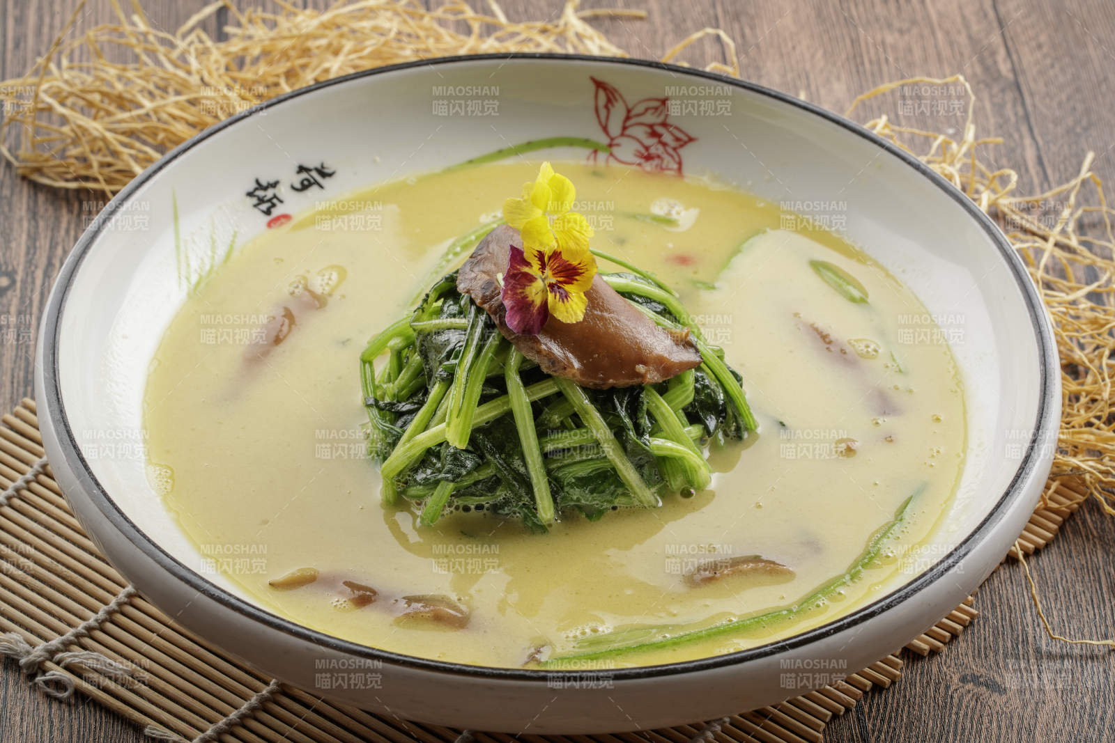 炖猪肚浓汤茼蒿猪肝图片