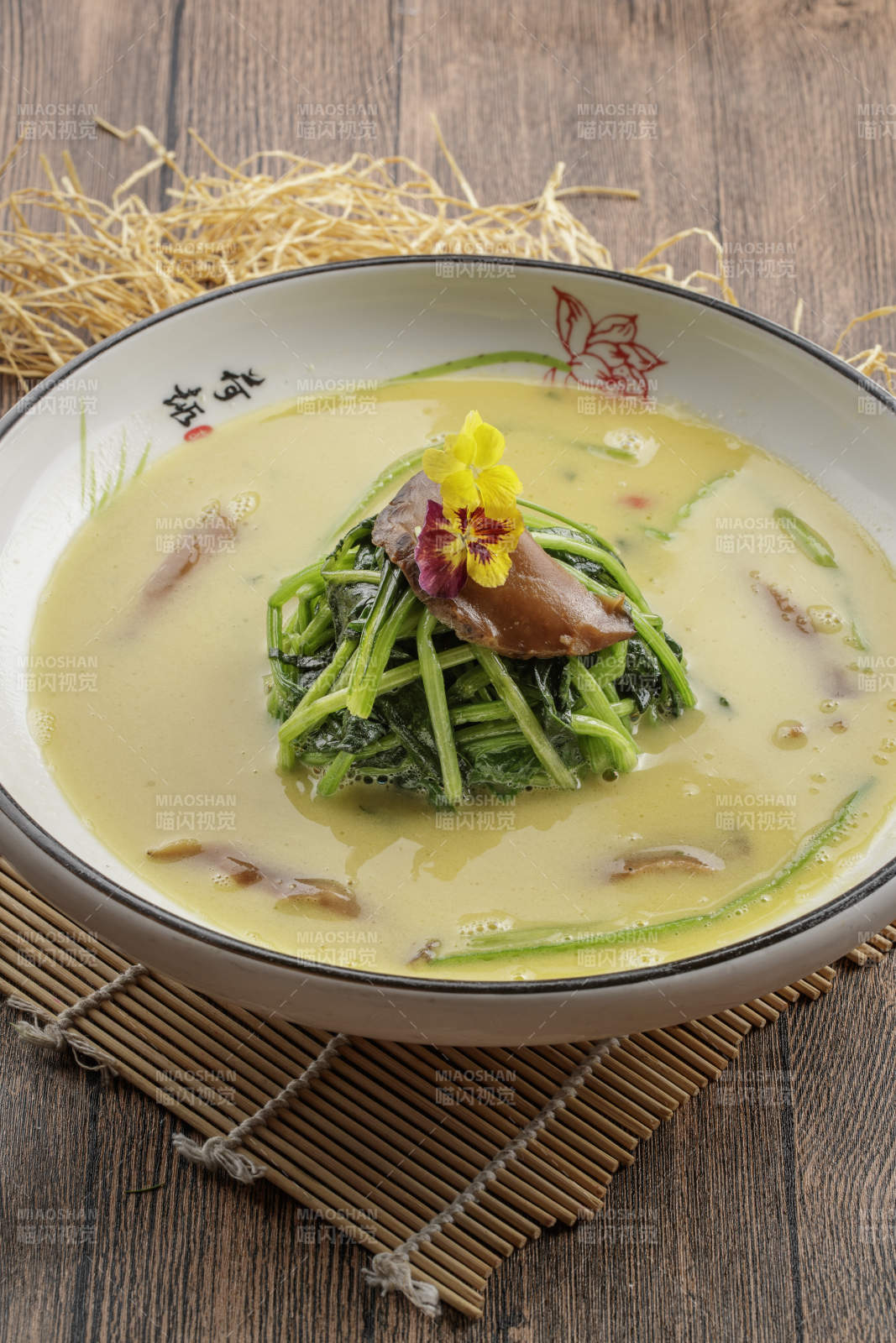 炖猪肚浓汤茼蒿猪肝图片