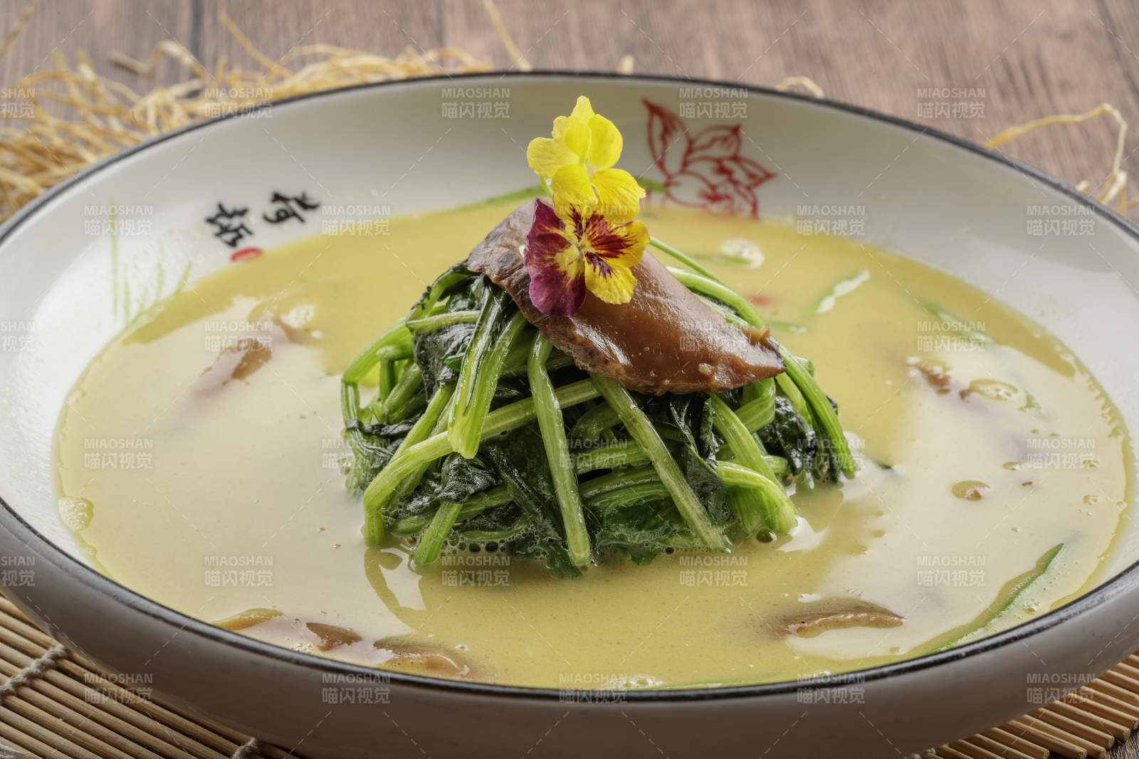 炖猪肚浓汤茼蒿猪肝图片