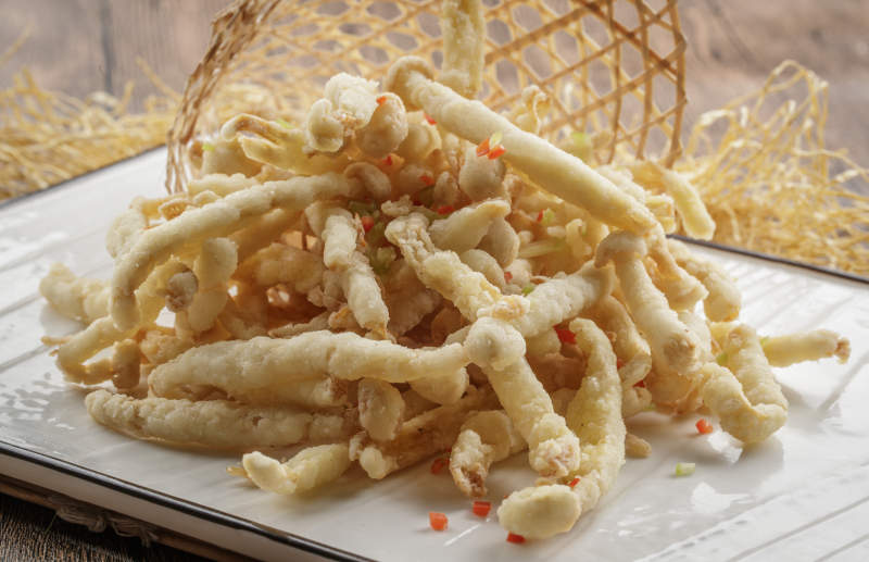 长瓷盘装的油炸海鲜蘑菇图片