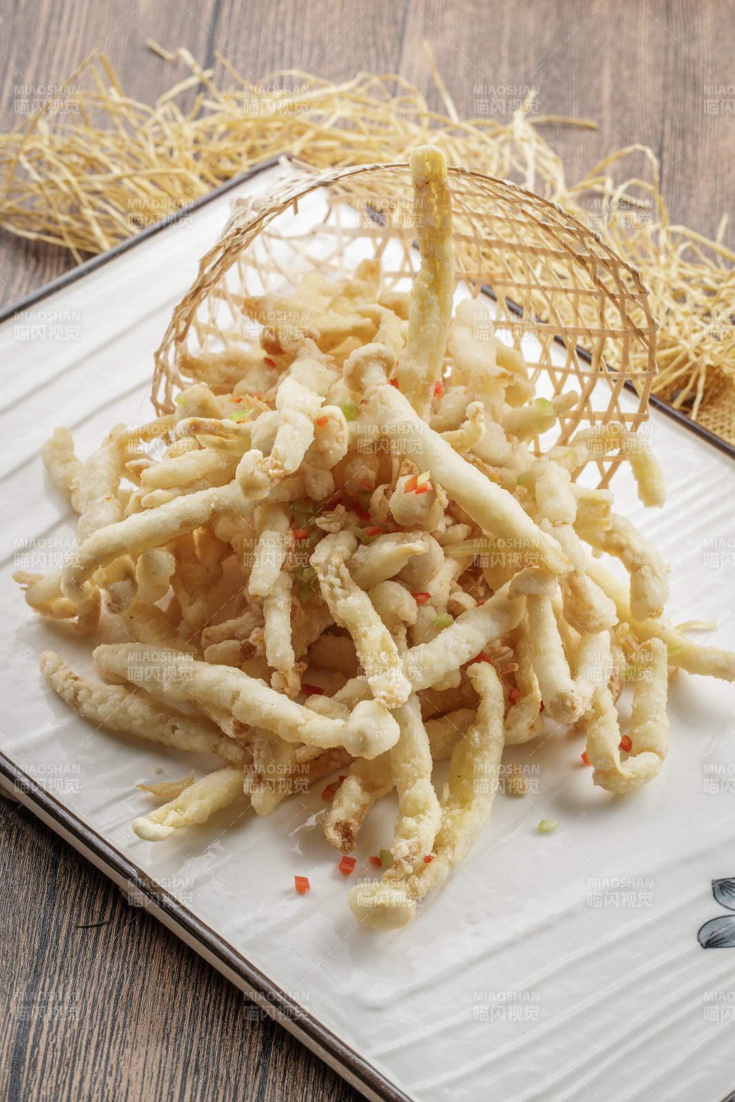 长瓷盘装的油炸海鲜蘑菇图片