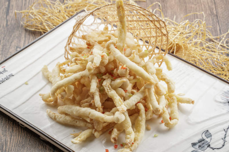 长瓷盘装的油炸海鲜蘑菇图片