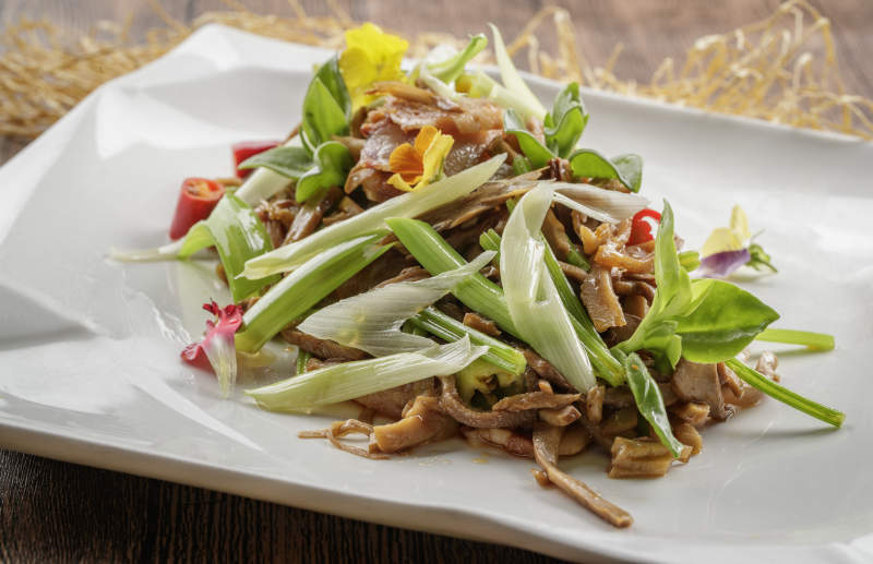 方瓷盘装的大葱爆羊肉图片